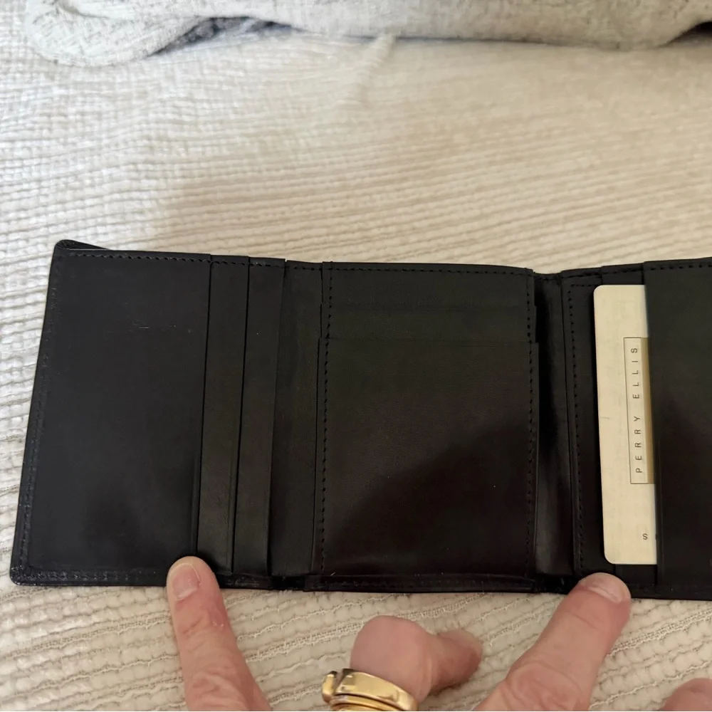 Perry Ellis EUC Black Leather Trifold Wallet 4x3.5